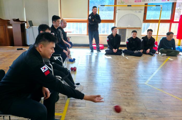 해군1함대 138고속정편대 장병들이 19일 강원 동해시 천곡동 동해시장애요양원을 찾아 입소자들과 보치아 경기를 함께 즐기고 있다.