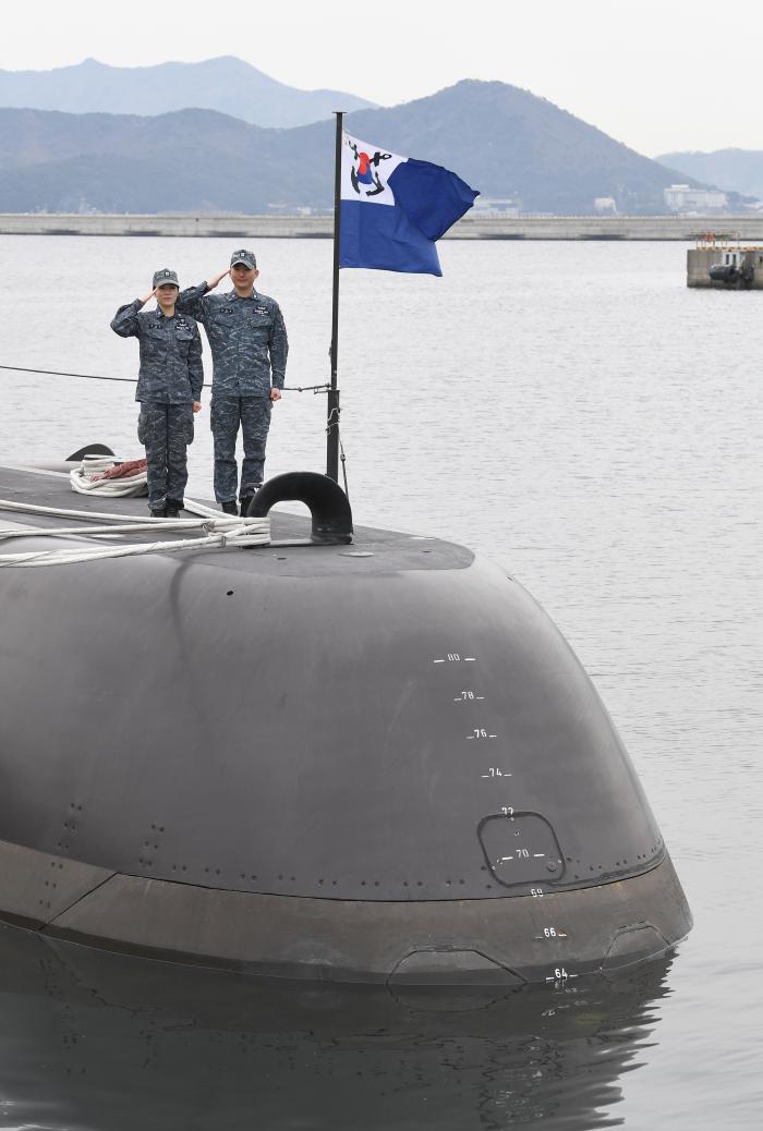 해군잠수함사령부 도산안창호함 음탐부사관 김경훈(왼쪽) 중사와 이범석함 행정장 정찬석 중사가 이범석함 갑판 위에서 함께 경례하고 있다. 조용학 기자