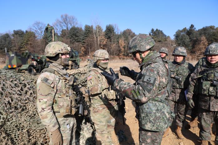 이명철(앞줄 오른쪽) 육군60보병사단장이 혹한기 훈련에 참가한 미 210포병여단 장병들을 격려하고 있다.