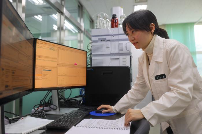 국군화생방방호사령부 화생방방어연구소 연구원이 시료 분석을 하고 있다. 부대 제공