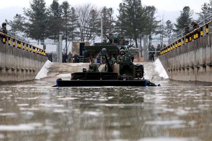육군수도기계화보병사단 혜산진여단 노도대대 K21 보병전투장갑차가 최근 진행된 수상조종훈련에서 수상도하를 하고 있다. 부대는 장병들의 수상조종능력 강화와 하천 장애물 극복에 대한 자신감 배양에 중점을 두고 실전적인 도하 훈련을 지속적으로 펼치고 있다. 조종원 기자