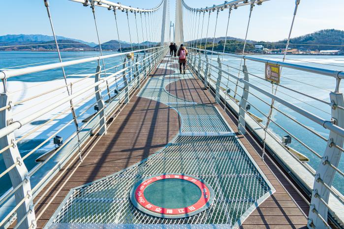 탑정호 출렁다리를 걷는 시민들.