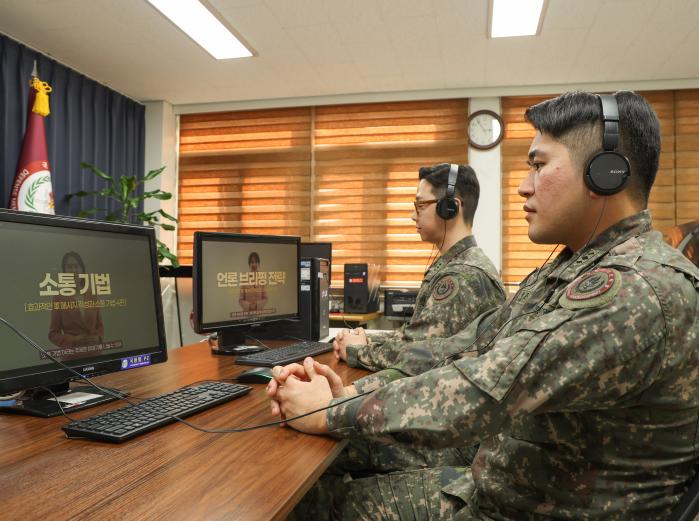 장병들이 M-MOOC에서 ‘효과적인 군 메시지 작성과 소통기법’ 교육 영상을 시청하고 있다. 국방정신전력원 제공