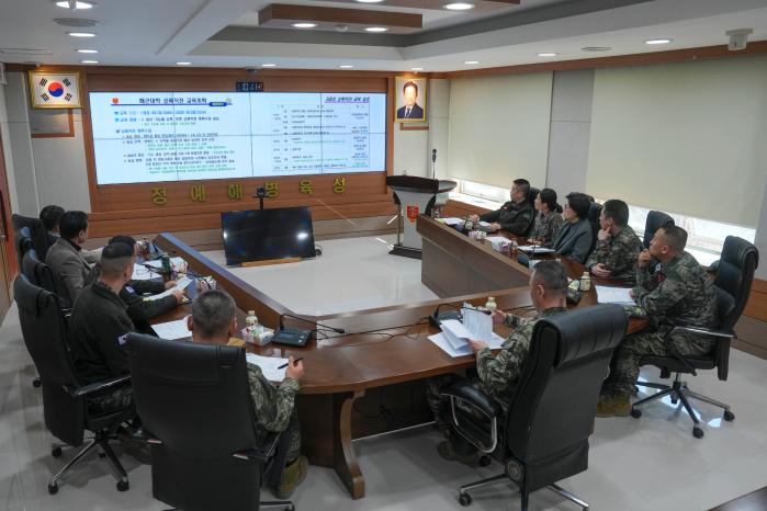 지난 20일 해병대교육훈련단 대회의실에서 열린 상륙전 교육발전 토론회에 참석한 관계관들이 상륙작전 수행능력 강화 방안을 논의하고 있다. 사진 제공=황민재 일병