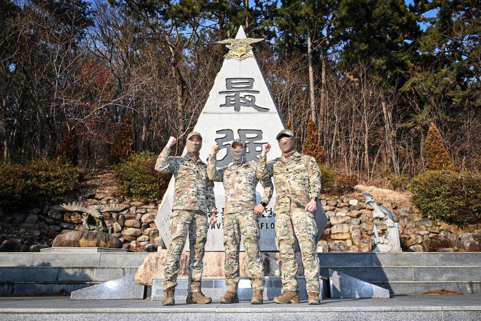 고속도로에서 발생한 화재를 침착하게 진압한 해군특수전전단 1특전대대 공영훈·이동신·김정민(왼쪽부터) 상사가 파이팅을 외치고 있다.