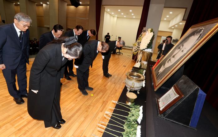 ‘대한민국 공군의 아버지’로 불리는 계원 노백린 장군의 순국 100주기 추모제가 지난 20일 국립서울현충원 현충관에서 열린 가운데 이종찬 광복회장과 광복회 임원들이 헌화·분향 후 묵념을 하고 있다.