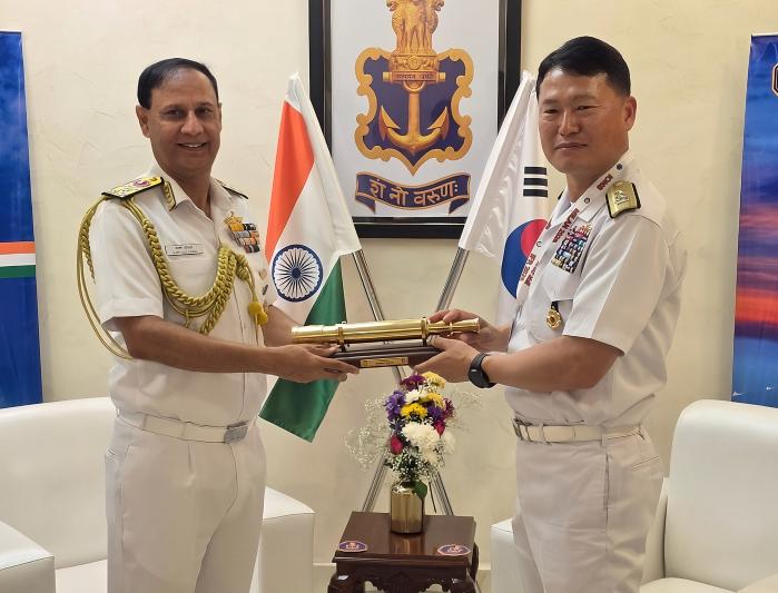 김경철(오른쪽) 해군군수사령관과 아제이 코하르(해군중장) 인도 해군 안다만니코바르사령부 총사령관이 지난 19일 인도 동부해군사령부에서 교류협력 방안을 논의한 뒤 기념사진을 찍고 있다. 해군 제공