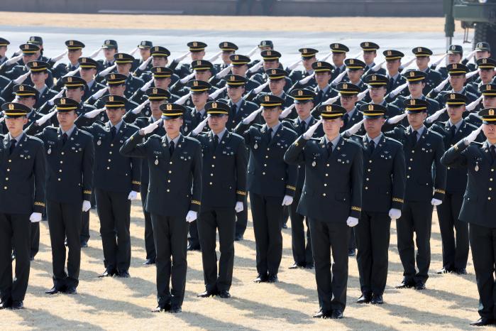 신임 장교들이 통합임관식 행사에 참석하고 있다. 신임 장교들은 국민의 군대로서 국군의 사명을 완수하겠다고 굳게 다짐했다.