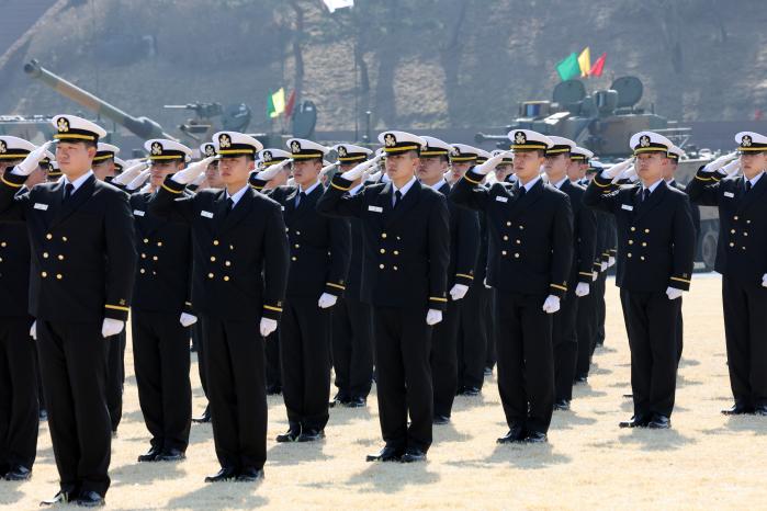 신임 장교들이 통합임관식 행사에 참석하고 있다. 신임 장교들은 국민의 군대로서 국군의 사명을 완수하겠다고 굳게 다짐했다.