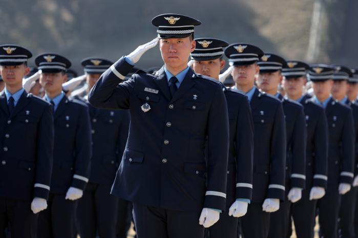 신임 장교들이 통합임관식 행사에 참석하고 있다. 신임 장교들은 국민의 군대로서 국군의 사명을 완수하겠다고 굳게 다짐했다.