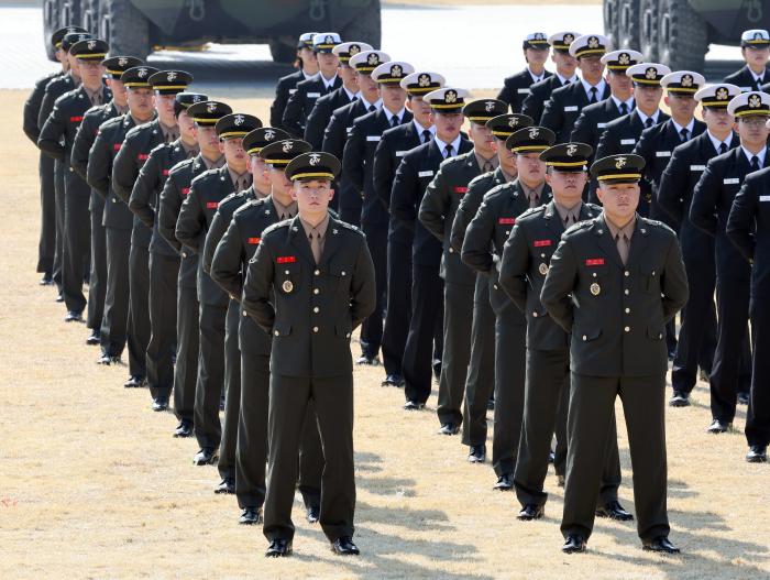 신임 장교들이 통합임관식 행사에 참석하고 있다. 신임 장교들은 국민의 군대로서 국군의 사명을 완수하겠다고 굳게 다짐했다.