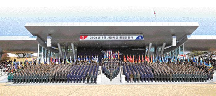 지난 20일 충남 계룡대 대연병장에서 열린 육·해·공군사관학교 통합임관식에서 이재명 대통령을 비롯한 주요 참석자와 신임 장교들이 기념사진을 찍고 있다.