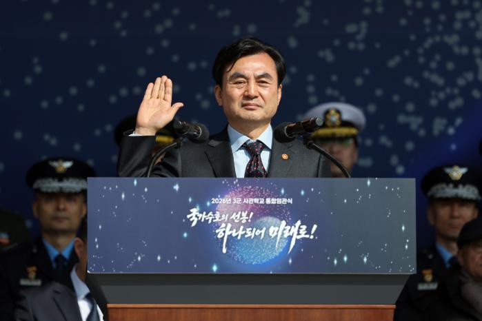 안규백 국방부 장관이 신임 장교들의 임관선서를 받고 있다.