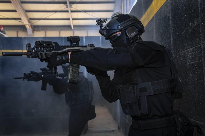 해병대1사단 군사경찰대 특수임무소대 장병들이 지난 19일 경북 포항시 근접전투교장에서 열린 근접전투기술 숙달훈련에서 인질을 구출하기 위해 목표 지점으로 다가가고 있다. 사진 제공=이유진 하사