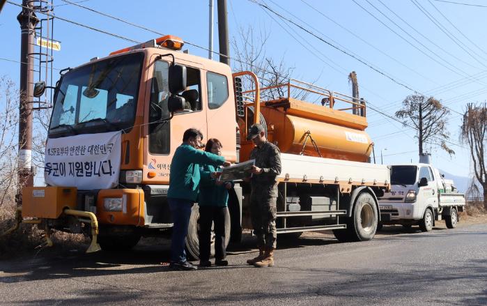 육군8기동사단 장병이 포천시 관계자와 아프리카돼지열병(ASF)·고병원성 조류인플루엔자(AI) 확산을 차단하기 위한 방역 구간을 논의하고 있다. 사진 제공=박유나 중사