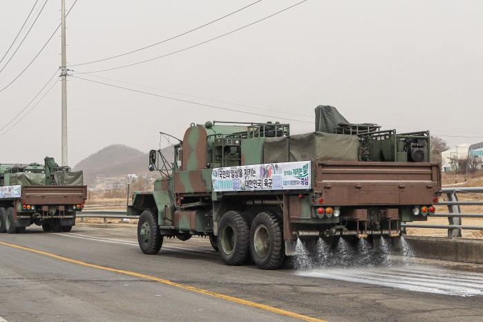 육군51보병사단 화생방지원대 제독차량이 아프리카돼지열병(ASF) 확산 방지를 위한 방역을 하고 있다.