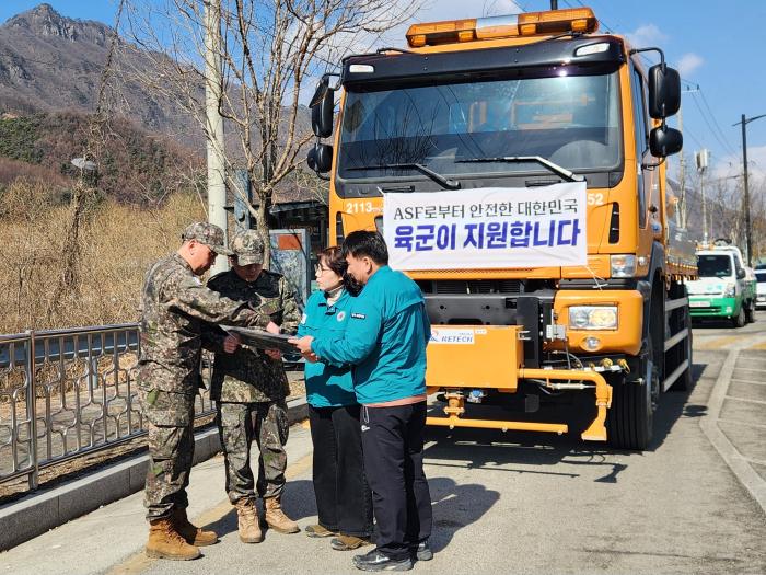 육군6보병사단 장병들이 ASF 차단을 위한 방역 전, 지자체 관계관들과 세부 임무를 확인하고 있다.