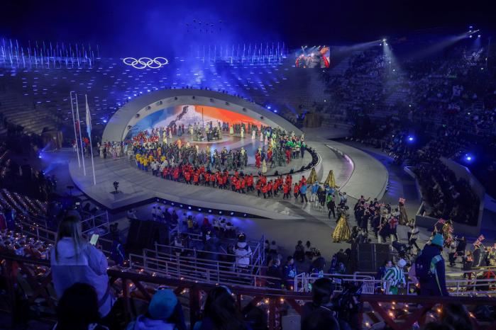 23일(한국시간) 이탈리아 베로나 아레나에서 열린 2026 밀라노·코르티나담페초 동계 올림픽 폐회식에서 세계 각국 선수들이 입장하고 있다. 연합뉴스