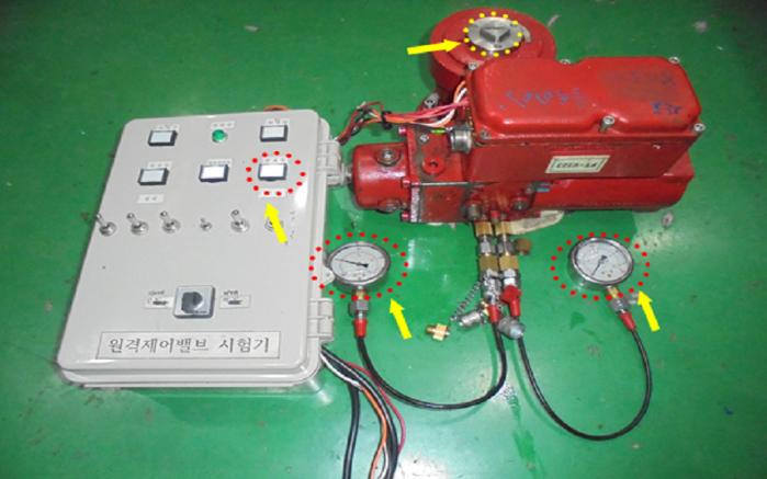 미국 에머슨사의 원격제어밸브를 제어하는 투인원 검사기. 국방부 제공