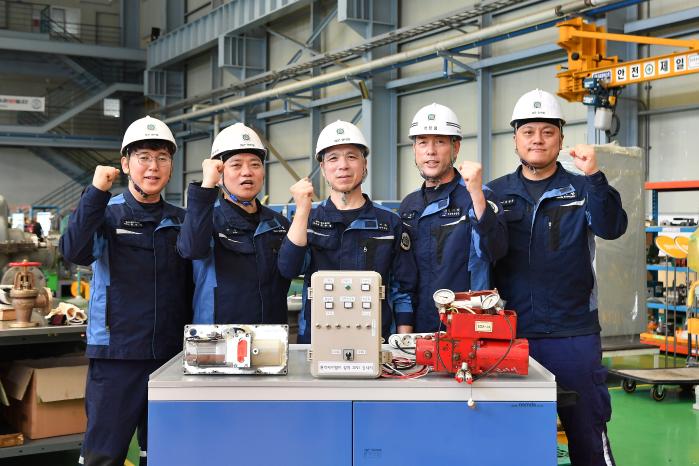 해군군수사령부 채수영(가운데) 군무주무관이 동료들과 함께 기념사진을 찍고 있다. 부대 제공