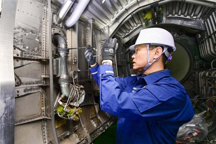 공군82항공정비창 윤승훈 군무주무관이 F-15K 도관조립체 플랜지를 점검하고 있다.