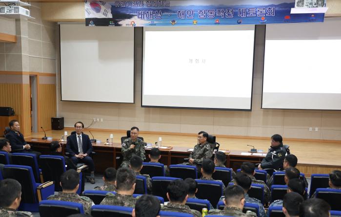 이상렬(맨 앞줄 가운데) 육군3군단장이 24일 열린 ‘대해상·해안 합동작전 대토론회’에서 의견을 내놓고 있다. 사진 제공=정세근 군무주무관