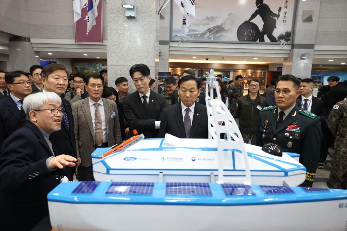 이두희(앞줄 오른쪽 둘째) 국방부 차관이 24일 육군교육사령부에서 열린 민·군 기술협력 피치데이 행사에서 민간 기술·제품을 확인하고 있다. 김병문 기자