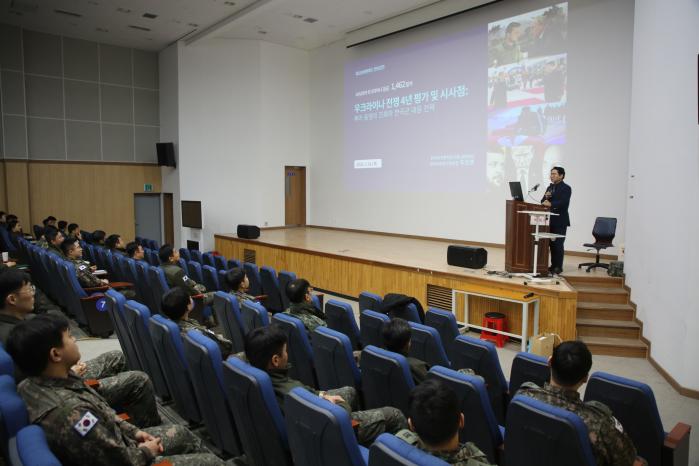 육군56보병사단 삼각산여단이 24일 개최한 초빙강연에서 장병들이 두진호 한국국가전략연구원 유라시아센터장 강연을 듣고 있다. 부대 제공