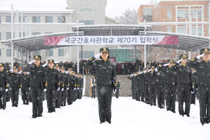 국군간호사관학교 70기 생도들이 24일 입학식에서 경례하고 있다. 부대 제공
