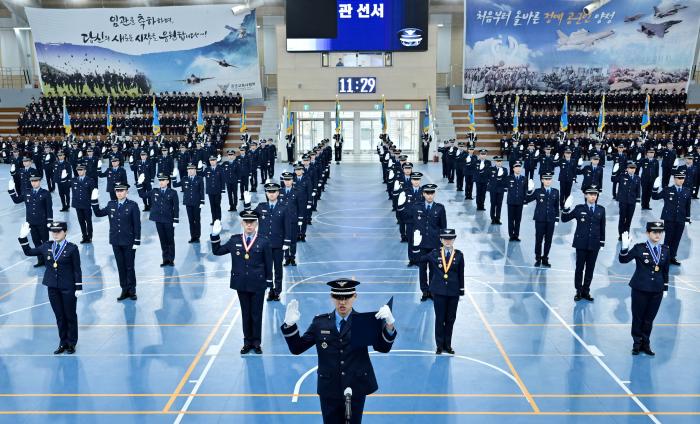24일 손석락 공군참모총장 주관으로 거행된 제55기 항공과학고등학교 졸업 및 임관식에서 신임 하사들이 임관 선서를 하고 있다. 부대 제공