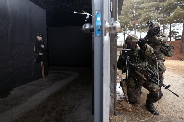 내시경카메라를 이용해 내부를 살피는 모습.