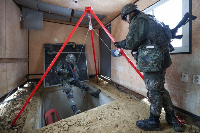 인명구조용 삼각대를 이용해 숨은 적을 확인하고 있다.