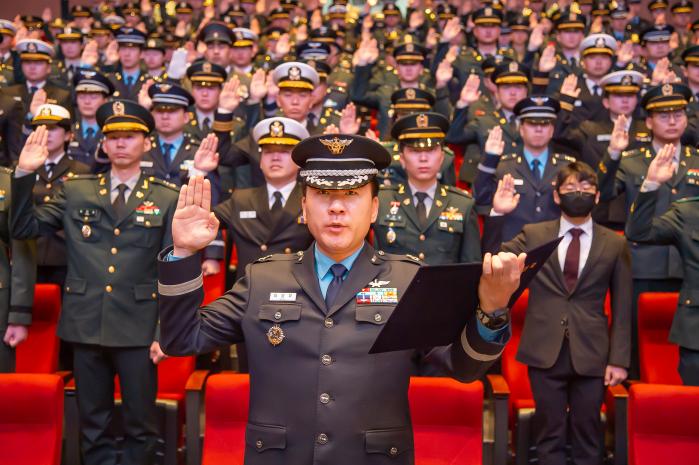 ‘국방대학교 2026년 학위과정 입교식’에서 안보과정 입교생들이 선서를 하고 있다. 국방대 제공