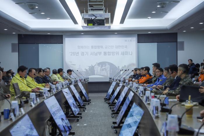 육군51보병사단이 25일 경기 시흥시청에서 개최한 ‘2026년 경기 서남부 통합방위 세미나’ 참석자들이 발언하고 있다. 사진 제공=박주은 대위(진)