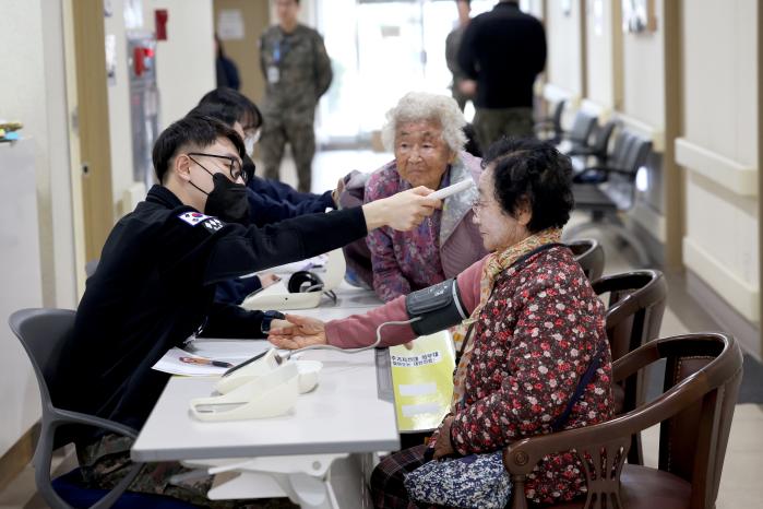 해군기동함대 의료진이 인근 강정마을 주민을 위해 의료지원을 하고 있다.