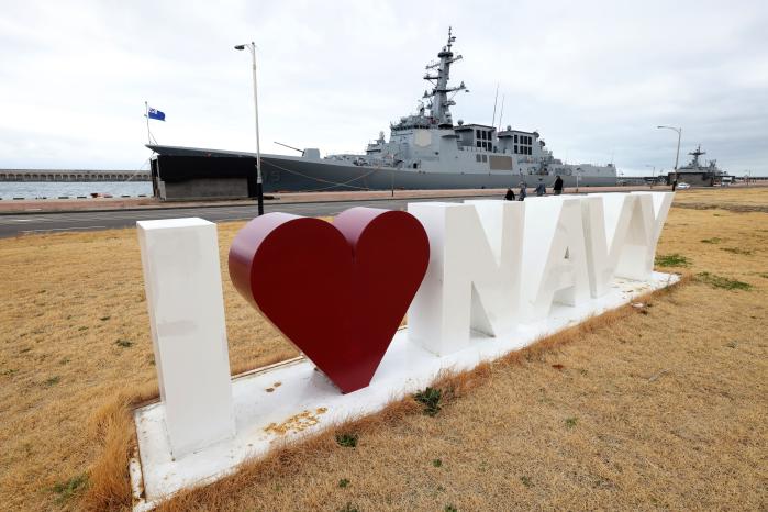 26일 준공 10주년을 맞은 제주 민·군 복합항에 조성된 ‘아이 러브 네이비(I love Navy)’ 조형물. 뒤로는 8200톤급 이지스구축함(DDG) 정조대왕함(왼쪽)과 4400톤급 구축함(DDH-Ⅱ) 충무공이순신함이 정박해 있다.
