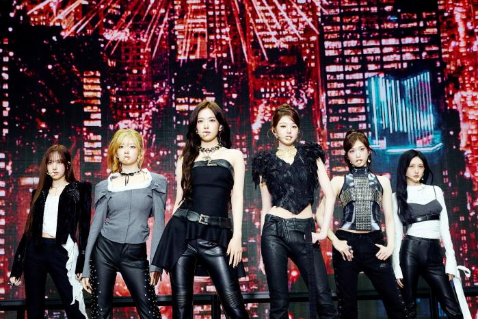 걸그룹 아이브가 23일 서울 광진구 예스24라이브홀에서 열린 두 번째 정규 앨범 ‘리바이브 플러스’ 언론공개회에서 신곡 ‘블랙홀’을 선보이고 있다. 사진=스타쉽엔터테인먼트