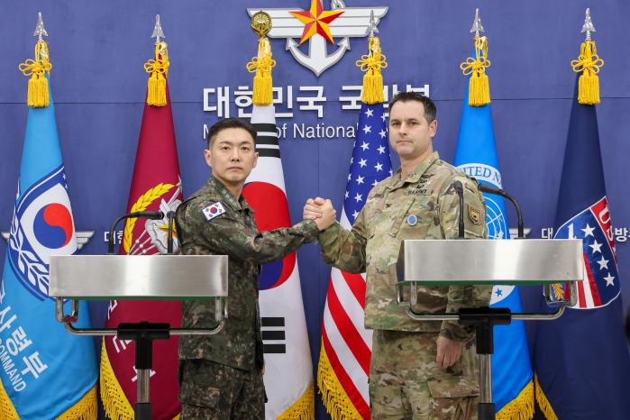 25일 서울 용산구 국방부에서 진행된 ‘2026년 자유의 방패(FS)’ 연습 한미 공동 브리핑에서 장도영(왼쪽) 합동참모본부 공보실장과 라이언 도널드 주한미군사령부 공보실장이 손을 맞잡고 있다. 한재호 기자