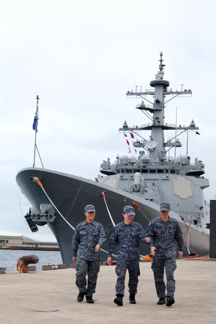 제주 민·군 복합항에 정박한 8200톤급 이지스구축함(DDG) 정조대왕함 승조원들이 25일 함정에서 내려 이동하고 있다. 조용학 기자