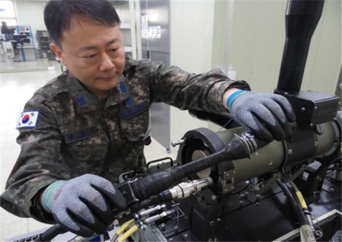 직접 개발한 어댑터를 활용해 정비 중인 공군86항공전자정비창 송영주 원사(진).