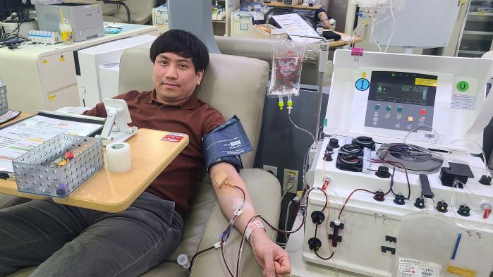 최세영 인천시 서구 재향군인회 사무국장이 헌혈의 집에서 210번째 헌혈을 하고 있다. 향군 제공