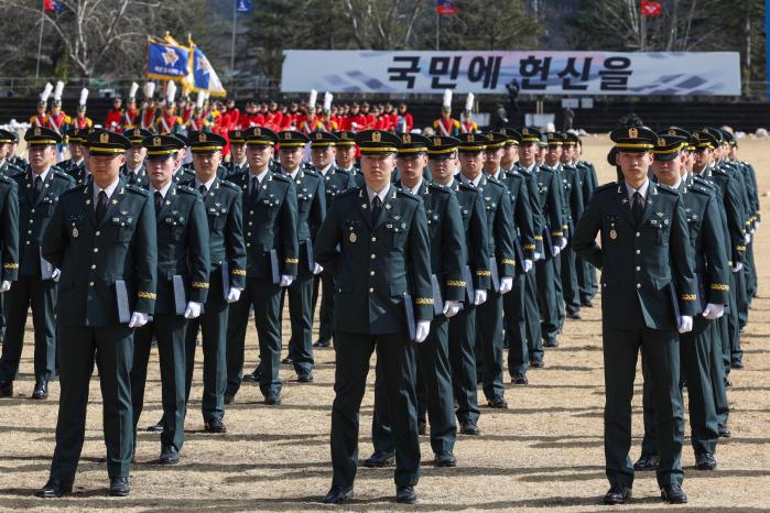 육군3사관학교가 25일 충성연병장에서 개최한 ‘제61기 졸업 및 임관식’에서 신임 소위들이 도열해 있다.