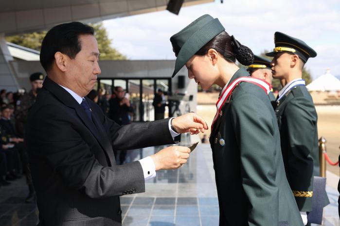 이두희 국방부 차관이 김태헌 소위에게 국방부장관상을 수여하고 있다.