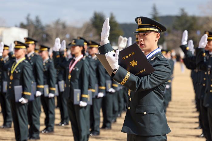 신임 소위들이 임관선서를 하고 있다.