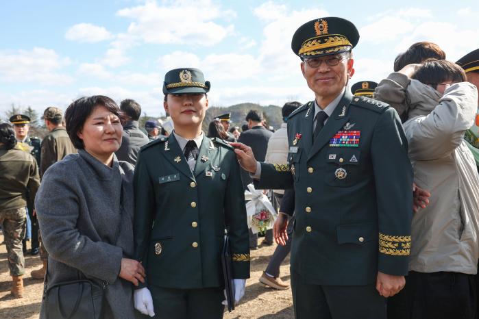 김규하(오른쪽) 육군참모총장이 신임 소위를 격려하고 있다.