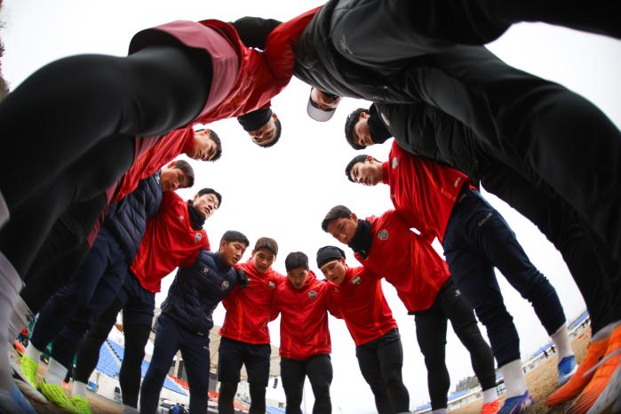 김천 상무 선수들이 훈련에 앞서 파이팅을 외치고 있다.