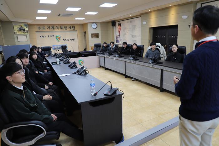 육군수기사 신규 임용 군무원들이 집체교육에서 자산관리 전문 강사의 금융교육을 받고 있다. 부대 제공