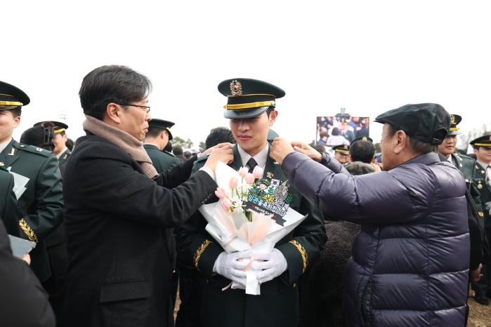 가족들이 소위 계급장을 달아주고 있다.