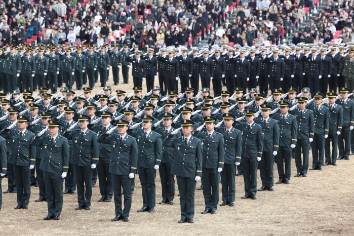 힘차게 경례하고 있는 신임 장교들.