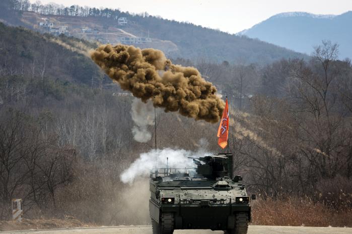 육군11기동사단이 시범 운용 중인 ‘인공지능(AI) 기반 유·무인 복합 한국형공병전투차량(K-CEV)’이 26일 양평종합훈련장에서 열린 제병 협동훈련에서 K6 중기관총으로 제압사격을 하고 있다.